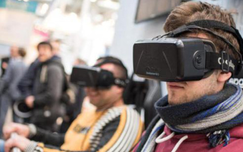 VR-Vorreiter wie Oculus bieten Brillen mit eigenem Bildschirm an ? Google setzt dafür komplett auf Smartphones.