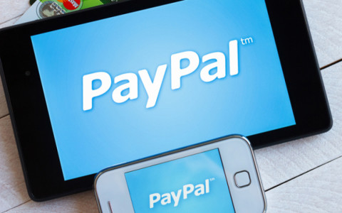 Paypal App auf einem Tbalt und einem Smartphone