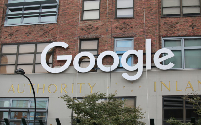 Google Logo an einer Hauswand