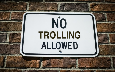 Anti-Troll-Schild