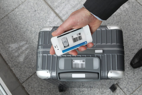 So geht der Koffer auf Reisen: Der Fluggast gibt seine Flugroute in eine Smartphone-App ein. Diese übermittelt die Daten an die Fluggesellschaft, die wiederum einen Barcode an den Koffer schickt
