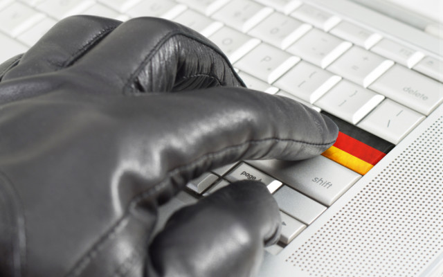 Hacker und Deutsche Flagge auf Tastatur