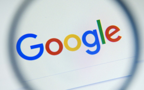 Google-Logo unter Lupe