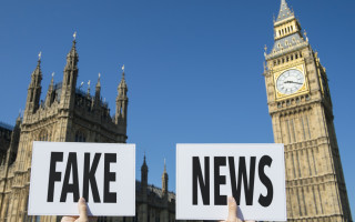 Fake-News-Schild vor Big Ben - Westminster Abbey