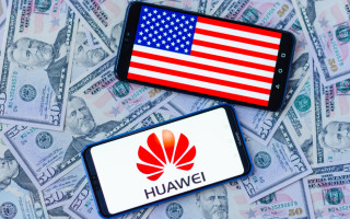 US-Flagge und Huawei-Logo auf Smartphone-Screen