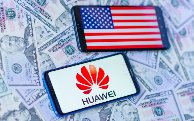 Huawei-Logo und US-Flagge auf Smartphone-Screen