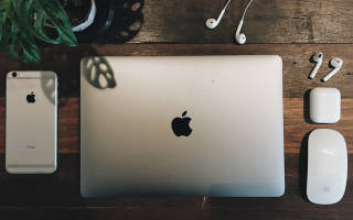 Apple-Geräte auf Holztisch