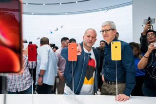 Jony Ive und Apple-Chef Tim Cook beim Launch-Event für dasiPhone XR.