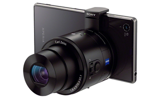 Wem die interne Kamera immer noch nicht reicht, der kann das Xperia Z1 auch mit den von Sony ebenfalls neu vorgestellten Kamera-Objektiven Cyber-shot QX10 und QX100 kombinieren.