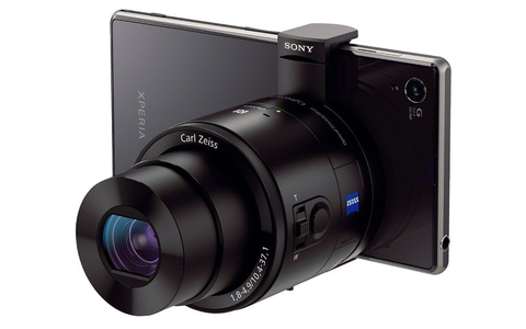 Wem die interne Kamera immer noch nicht reicht, der kann das Xperia Z1 auch mit den von Sony ebenfalls neu vorgestellten Kamera-Objektiven Cyber-shot QX10 und QX100 kombinieren.