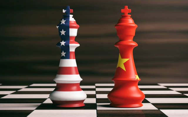 Zwei Schachfiguren mit Flaggen von den USA und China