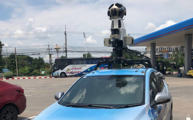 Auto mit Kamera und Sensoren auf dem Dach
