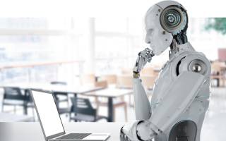 Humanoider Roboter vor Laptop