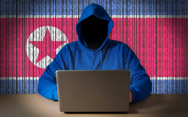 Hacker vor nordkoreanischer Flagge