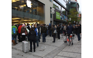 Wenn eine 150 Meter lange Menschenschlange auf ein 124 Millimeter großes Smartphone wartet, dann ist iPhone-Verkaufsstart - hier in München.