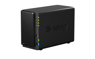 Auf der Vorderseite verfügt die Synology Diskstation DS214 über einen Anschluss für USB 2.0 und einen für SD-Karten.