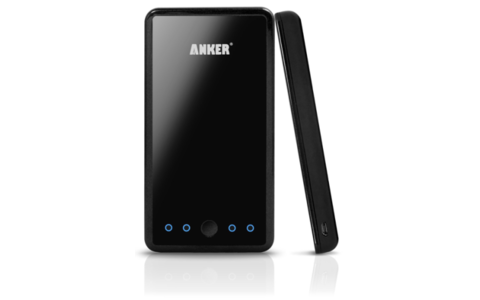 Der externe Akku Astro3E von Anker verfügt über eine Kapazität von 10.000mAh und zwei USB-Ausgänge, an denen sich nicht nur Smartphones, sondern auch Tablets, MP3-Player und Kameras wieder aufladen lassen.