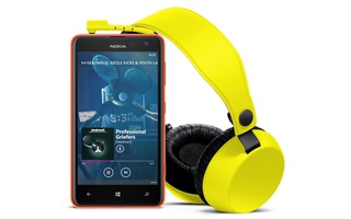 Nokia liefert mit "Coloud Boom" auch gleich die passenden Kopfhörer zum Lumia 625 -- kostenloser Music-Stream "Nokia Music" inklusive.