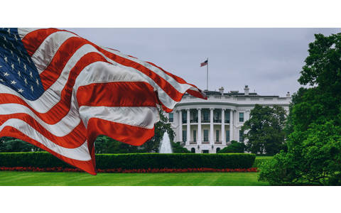 Das Weiße Haus und US-Flagge