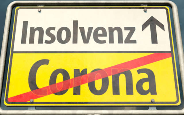 Corona und Insolvenz steht auf einem Straßenschild