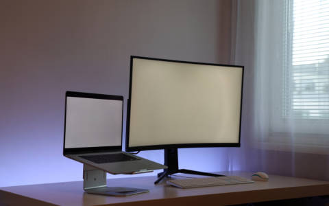 Arbeitsplatz mit Laptop und zweitem Bildschirm