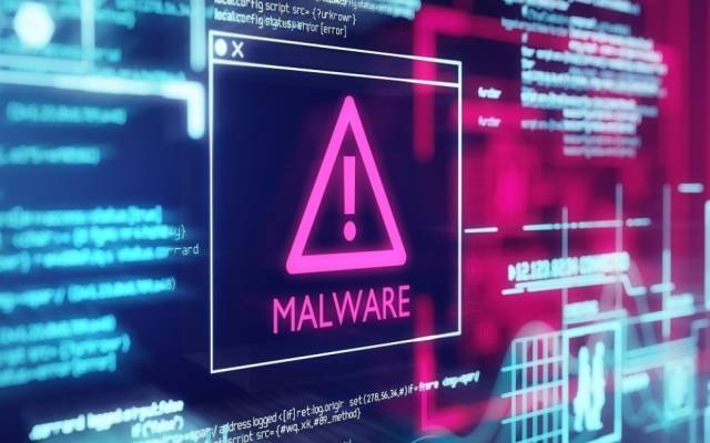 Computerbildschirm mit Programmcode-Warnung vor einem erkannten Malware-Skript