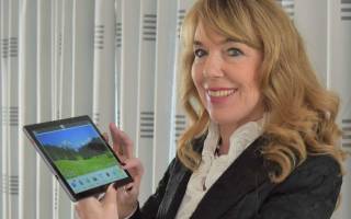 Emporia-Gründerin Eveline Pupeter mit dem neuen Tablet