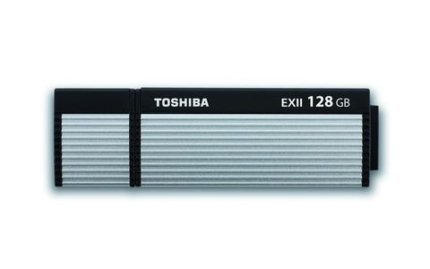 Der Toshiba Trans-Memory-EX II bietet Raum für 64 GByte an Daten und eine maximale Lese- beziehungsweise Schreibgeschwindigkeit von 220 / 205 MByte/s.