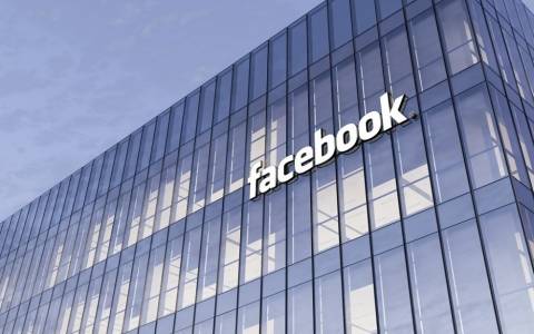 Facebook Logo an Gebäude