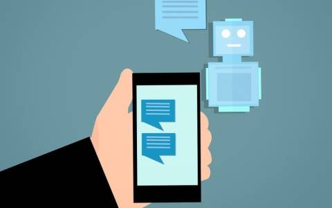 Kunde mit Smartphone spricht mit Roboter