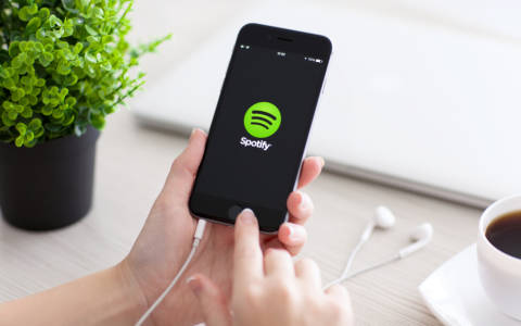 Spotify-Logo auf dem Display eines Smartphones