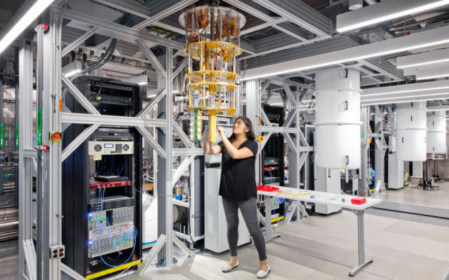 Wissenschaftlerin im IBM Quantum Lab