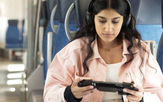 Frau nutzt 5G im Zug