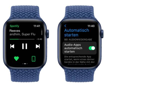 Zwei Apple Watches stehen nebeneinander; auf den Displays werden die Bedienelemente für die Musiksteuerung gezeigt
