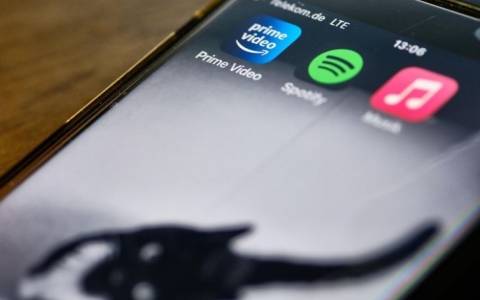 Die Apps der Streaming-Anbieter Amazon Prime Video, Spotify und Apple Music sind auf dem Display eines iPhones zu sehen.