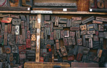 Alte, etwas abgenutzte Holzbuchstaben sind in verschiedenn Grössen ausgelegt