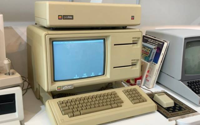 Eine Lisa der ersten Generation mit zwei 5-1/4-Zoll-Diskettenlaufwerken und einer 5 MByte fassenden ProFile-Festplatte