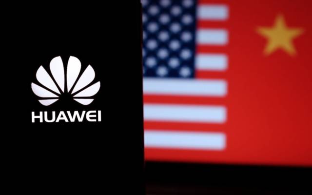 Huawei-Logo vor chinesischer und US-amerikanischer Flagge