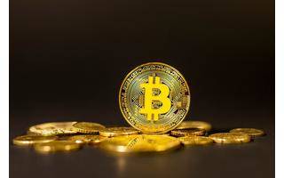 Physische Darstellung eines Bitcoins in Gold