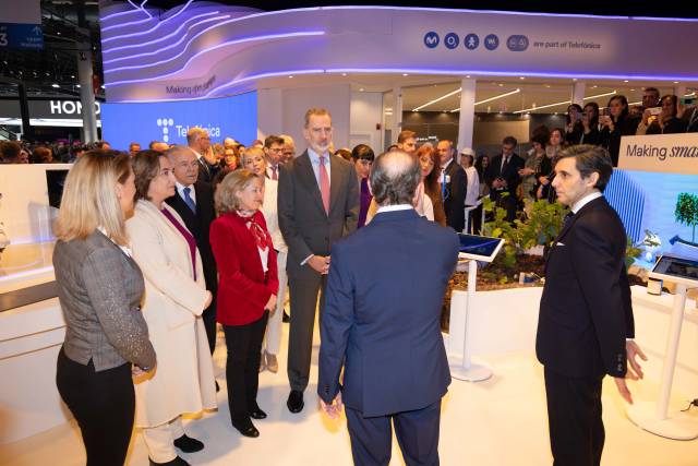 Der spanische König Felipe besuchte zusammen mit Telefónica-CEO José María Álvarez-Pallete (rechts) den Stand
