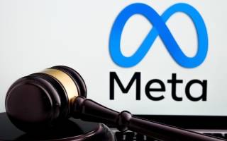 Meta Logo und Richterhammer