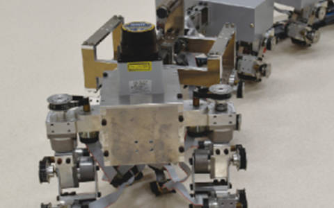 Der Roboter besteht aus sechs Segmenten und bewegt sich wellenförmig fort