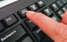 Symbolbild zeigt einen Finger, der auf eine PrintScreen-Taste drückt
