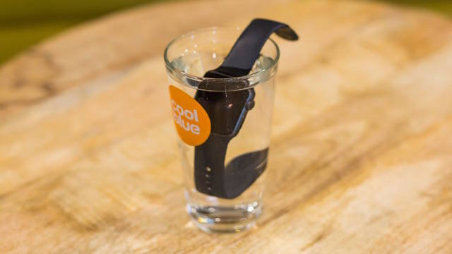 Symbolbild zeigt eine Smartwatch in einem mit Wasser gefüllten Glas