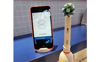 Das Spektrum der Aussteller auf dem Mobile World Congress wird immer größer: Oral-B stellte eine interaktive Bluetooth-Zahnbürste vor, die das Putzverhalten protolliert und erwähnt, wenn ein Zahn zu wenig geschrubbt wurde