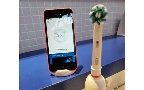 Das Spektrum der Aussteller auf dem Mobile World Congress wird immer größer: Oral-B stellte eine interaktive Bluetooth-Zahnbürste vor, die das Putzverhalten protolliert und erwähnt, wenn ein Zahn zu wenig geschrubbt wurde