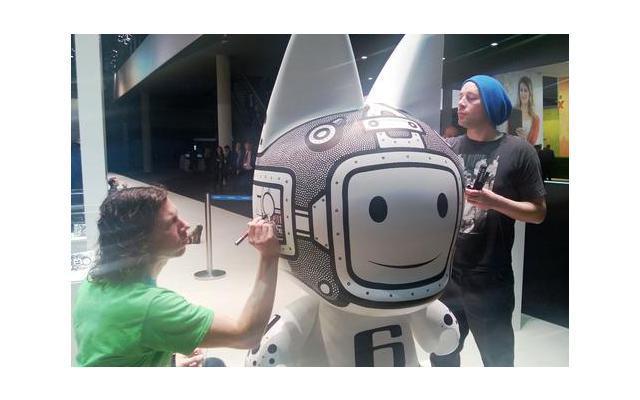 Am Messestand von Samsung konnte man übrigens auch Künstlern beim Anmalen von Kidrobot-Figuren zusehen.