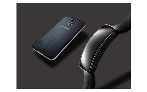 Das ebenfalls neu vorgestellte Samsung Gear Fit ist ein 27 Gramm leichtes Armband mit Schrittzähler und Pulsmesser. Das Gerät überträgt seine Werte per Bluetooth auf das Galaxy S5 und die entsprechende App.