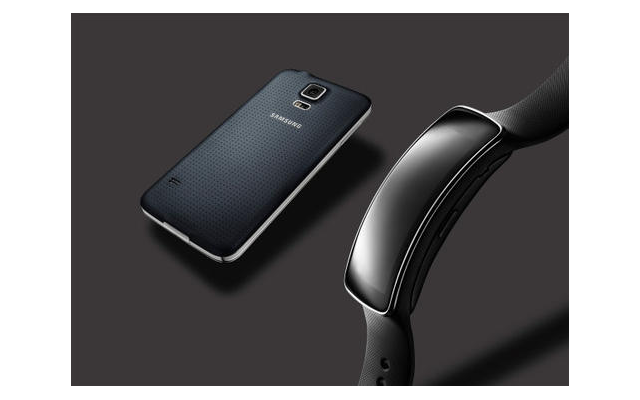Das ebenfalls neu vorgestellte Samsung Gear Fit ist ein 27 Gramm leichtes Armband mit Schrittzähler und Pulsmesser. Das Gerät überträgt seine Werte per Bluetooth auf das Galaxy S5 und die entsprechende App.