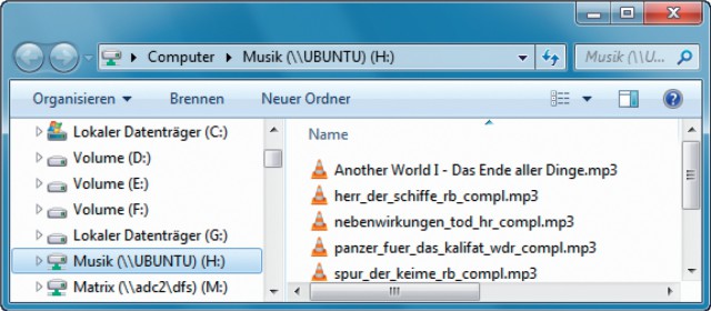 Auf Freigaben zugreifen: Hier ist der Desktop-PC mit einem Linux-Notebook verbunden. Im Dateimanager von Windows 7 sehen Sie rechts den freigegebenen Musik-Ordner mit MP3-Dateien.